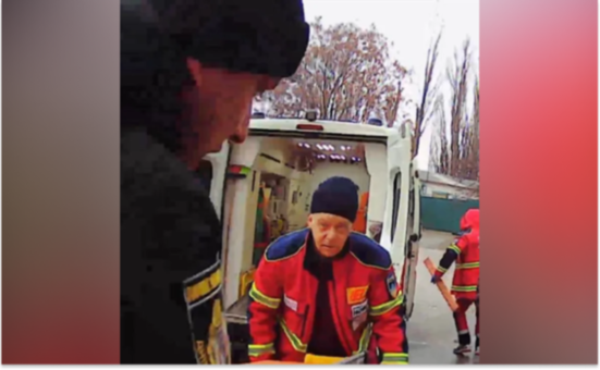 Лежала на тротуарі зі зламаною ногою: у Нікополі поліцейські допомогли жінці