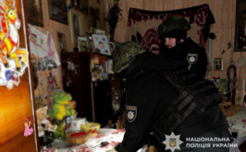 Внаслідок артобстрілу у Нікополі загинула літня жінка: слідчі зібрали речові докази на місці трагедії