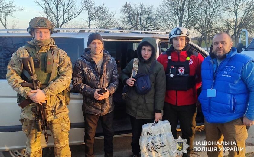 У будинок поцілили ворожі снаряди — потрібно було негайно виїжджати: екіпаж «Білий янгол» евакуював багатодітну родину з прифронтового села Нікопольського району