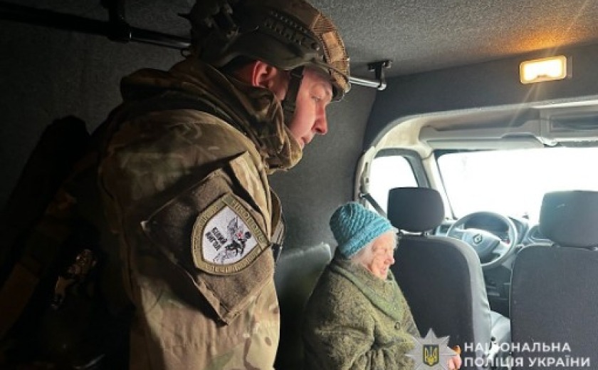 «Білі Янголи» допомогли літній жінці повернутися з Нікополя додому до Львова
