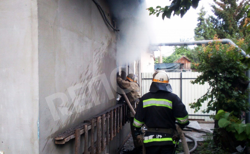 В Никополе горел дом на четыре квартиры
