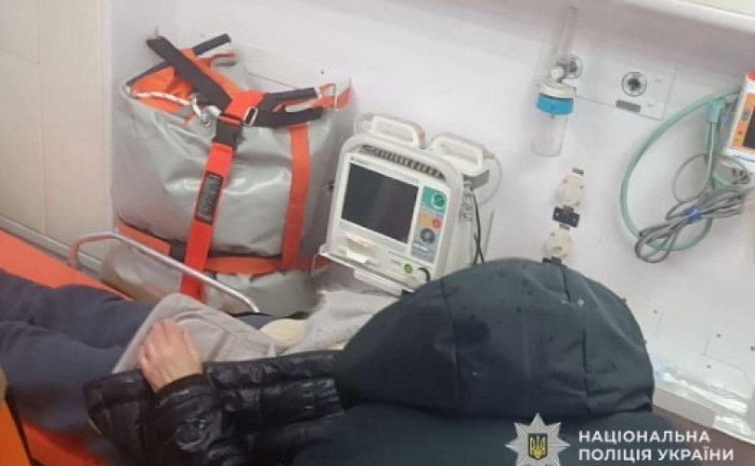 У Нікополі поліцейський запобіг нещасному випадку та допоміг жінці, якій стало зле