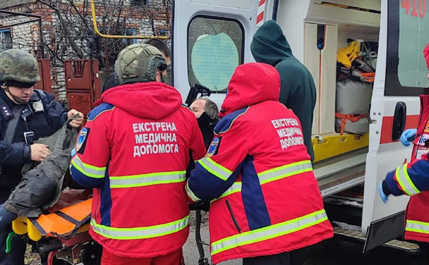 Лишився сам у понівеченому будинку: поліцейські евакуювали тяжкохворого чоловіка з прибережної зони Нікопольського району