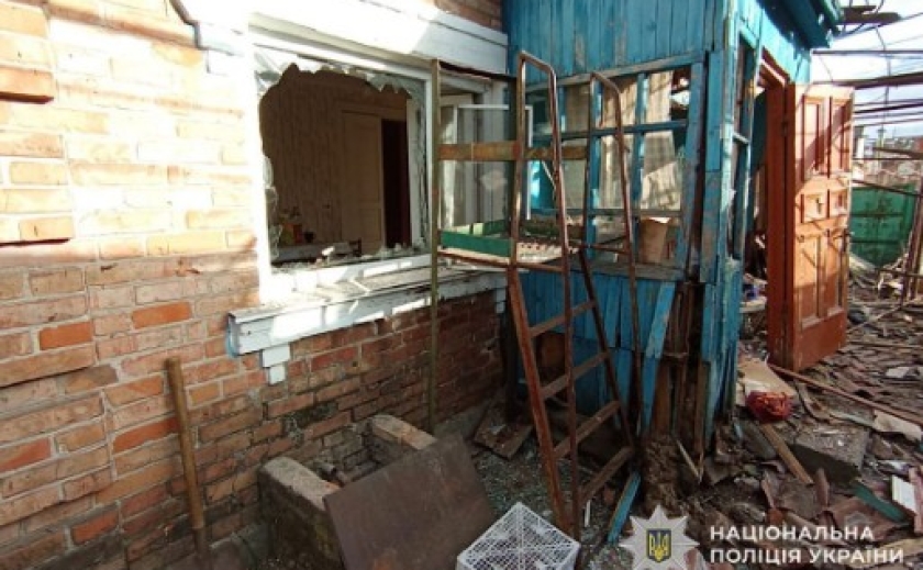У Нікополі внаслідок ворожого обстрілу загинула літня жінка, є поранений: слідчі зібрали речові докази воєнних злочинів росіян