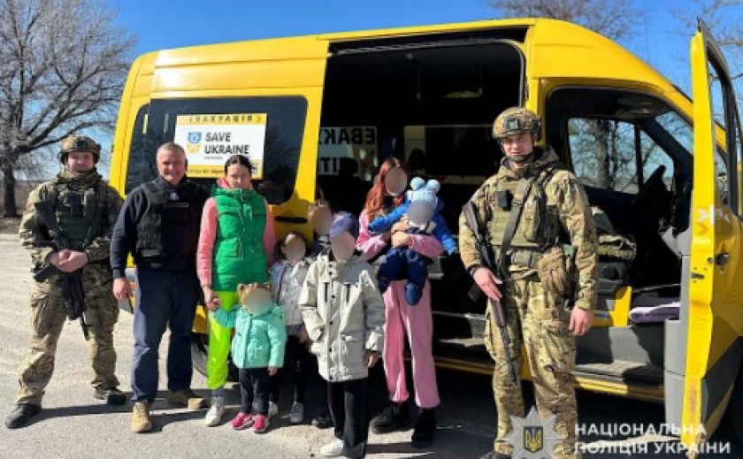 Найменшому — сім місяців, найстаршій — 12 років: евакуаційна група поліції «Білий янгол» допомогла виїхати з Нікополя мамі із сімома дітьми