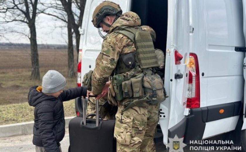 Ще одна багатодітна родина у безпеці: поліцейські екіпажу «Білий янгол» вивезли з Нікополя трьох малолітніх дітей та їх батьків