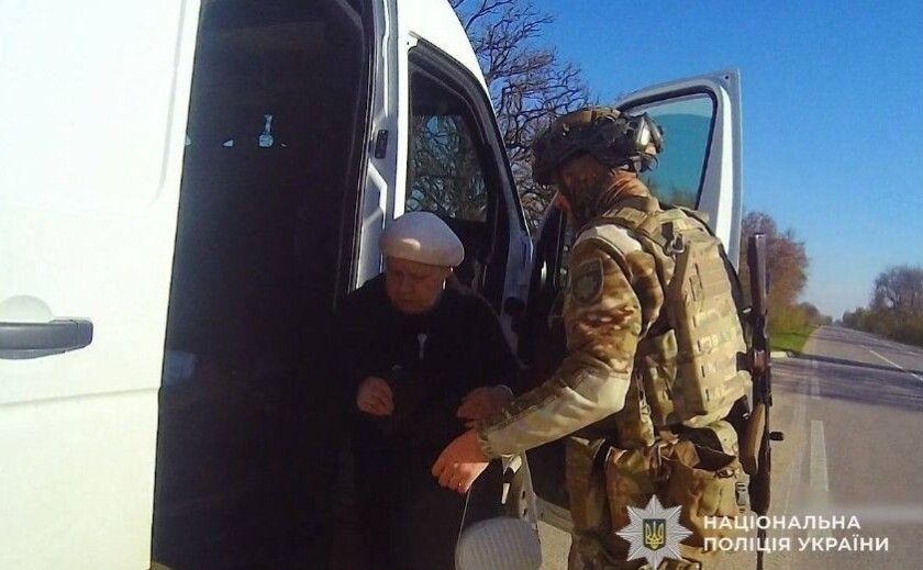 У Нікополі поліцейські евакуювали подружжя, з яким разом пережили обстріл два роки тому