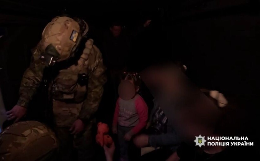 «Я боюся дронів…»: поліцейські евакуювали родину з трьома дітьми з прифронтового Нікополя