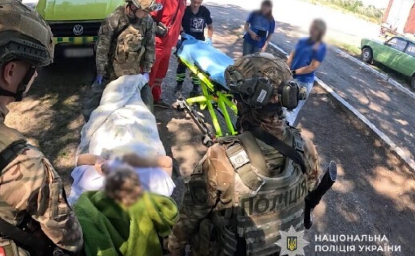 Ще два життя у безпеці: евакуаційна група поліції «Білий янгол» евакуювала з прифронтової Нікопольщини двох жінок, одна з яких є маломобільною