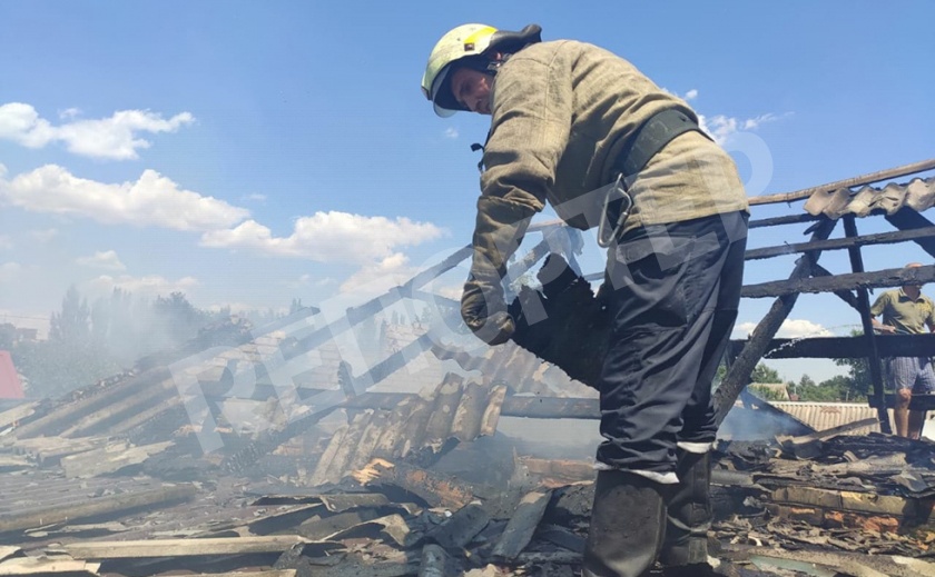 В Марганце горел большой жилой дом В Марганце горел большой жилой дом