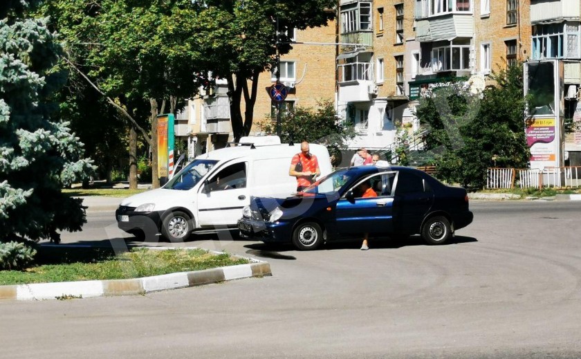 В центре Никополя едва удалось избежать жертв ДТП