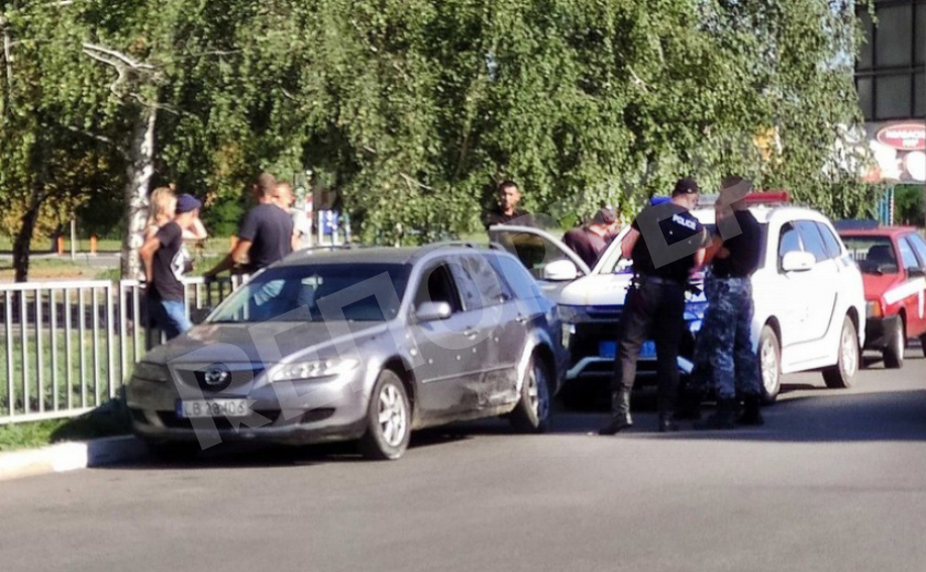 В Никополе полиция остановила авто, изрешеченное пулями