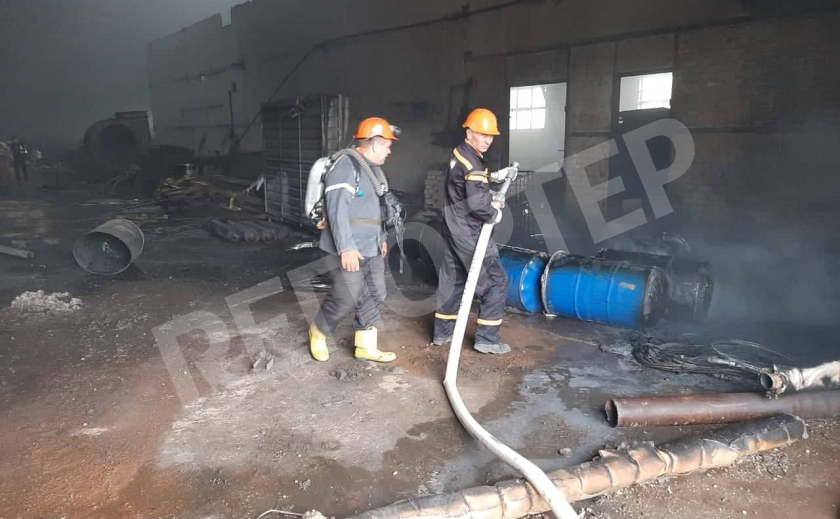 В Никополе 16 человек боролись с пожаром на заводе