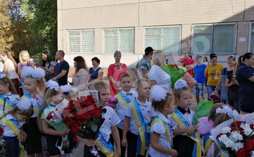 Свыше тысячи маленьких никопольчан впервые сели за парты