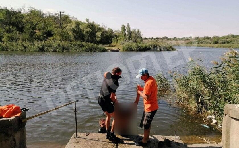 Под Покровом водолазы достали из карьера утопленника