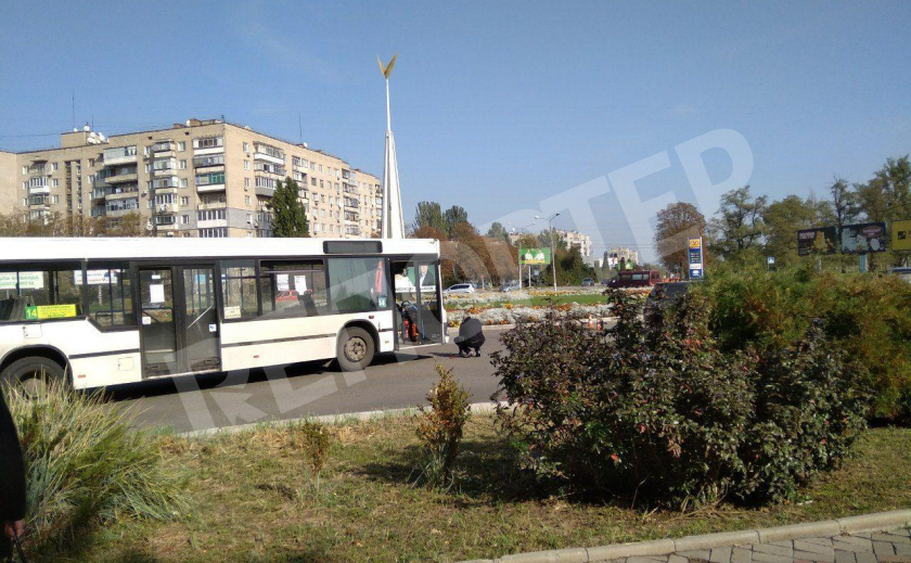 В Никополе легковушка подрезала пассажирский автобус